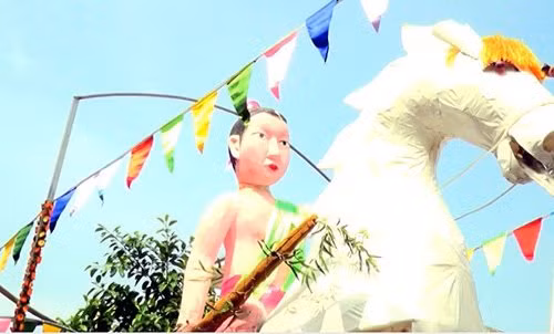 Thánh Gióng uy nghi, cưỡi ngựa, tay cầm thân tre. Mô hình lấy ý tưởng từ truyền thuyết Thánh Gióng đánh giặc bảo vệ bờ cõi.