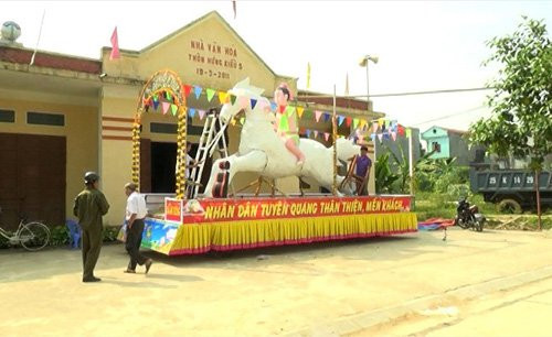 Tại nhà văn hóa thôn Hưng Kiều 3, đèn rước hình Thánh Gióng cưỡi ngựa cơ bản đã hoàn thiện.