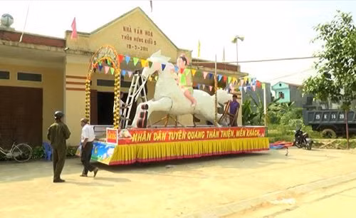 Tại nhà văn hóa thôn Hưng Kiều 3, đèn rước hình Thánh Gióng cưỡi ngựa cơ bản đã hoàn thiện.