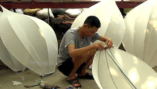 Mô hình đèn rước của thôn có tên gọi “Đóa Sen Dâng Bác”. Các thành viên trong thôn mỗi người một việc để hoàn thiện mô hình nhanh hơn.