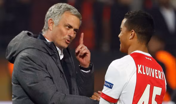 Tin chuyển nhượng cầu thủ từ Sport, HLV Mourinho thuyết phục Justin Kluivert đừng rời Ajax trong kỳ chuyển nhượng mùa Đông, đợi đến hè gia nhập Quỷ đỏ. Ảnh: Sport
