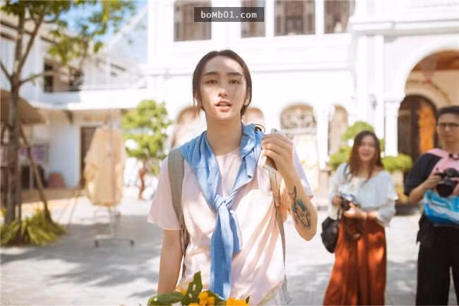 Được biết, Tinh Dã là một nhiếp ảnh gia và đã đặt chân đến rất nhiều nơi trên thế giới, Việt Nam cũng từng là địa điểm nằm trong sổ tay du lịch của anh chàng có vẻ đẹp phi giới tính này.