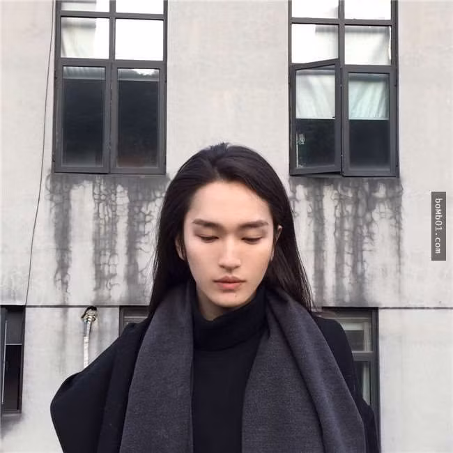 những bức ảnh chân dung với mái tóc dài thướt tha như thiếu nữ, nhưng gương mặt lại toát lên vẻ đẹp của soái ca một cách kì lạ, chàng trai đến từ Trung Quốc - Tinh Dã là chủ đề bàn tán nóng bỏng nhất của không ít dân mạng.