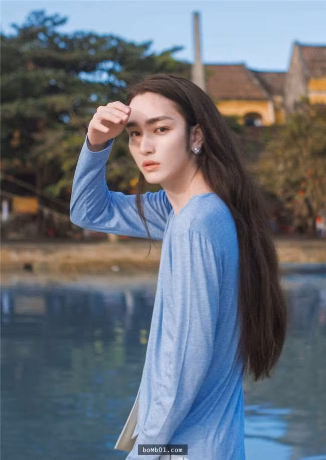 Không chỉ sở hữu mái tóc dài nữ tính, phong cách thời trang của Tinh Dã mang hơi hướng của các nam thần, phong cách cổ trang càng làm toát lên vẻ ma mị, thần tiên qua từng shoot hình.