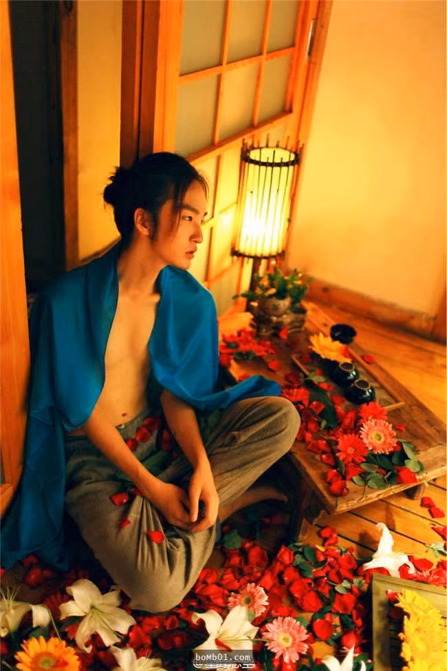 Được biết, Tinh Dã sinh năm 1993, tại Quý Châu, Trung Quốc. Hiện tại anh đang sinh sống và học nghệ thuật tại Singapore. Ngoài đam mê chụp hình, anh chàng sở hữu vẻ đẹp phi giới tính này còn thường xuyên làm người mẫu và cosplay.