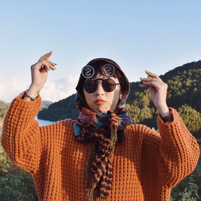 Không màu mè hoa lá, cũng không nói những điều cao sang vời vợi, mọi người yêu thích Trang Hý vì chính sự tự nhiên, gần gũi nhưng cũng vô cùng tếu táo của mình. Những clip tâm sự đêm khuya hay những clip cover nhạc của Trang Hý luôn có ít nhất 1 triệu lượt xem và vài chục ngàn lượt chia sẻ.