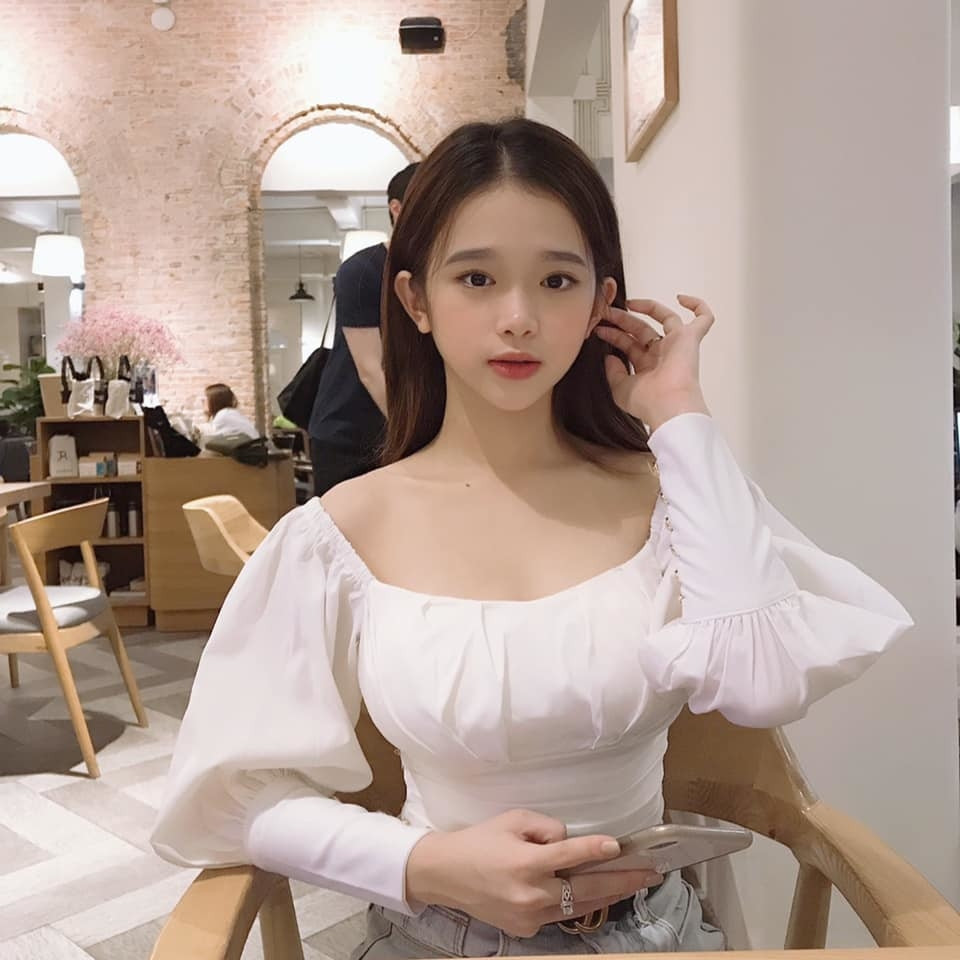 Đẹp thì dễ dàng được tha thứ, nên trong trường hợp này Linh Ka vẫn đúng. Nhưng sử dụng các app chỉnh ảnh quá đáng khiến dung mạo của cô nàng hot girl này thay đổi khá nhiều.