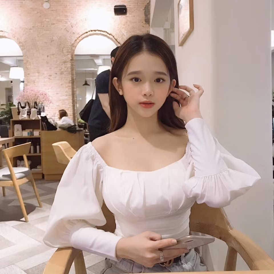 Đẹp thì dễ dàng được tha thứ, nên trong trường hợp này Linh Ka vẫn đúng. Nhưng sử dụng các app chỉnh ảnh quá đáng khiến dung mạo của cô nàng hot girl này thay đổi khá nhiều.