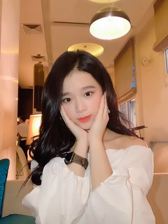 Sau bài đăng của Linh Ka, nhiều dân mạng đã để lại dòng bình luận cho rằng, cô bạn này đang có ngụ ý muốn tự khen mình trắng, đẹp. Tuy nhiên, CĐM cũng thừa hiểu tính của hot girl thị phi này nên vẫn vào bình luận "đểu" và khen với các ngôn từ hết sức xã giao như: "Lạ lùng nhỉ?", "Ngộ nghĩnh nhỉ? hay "Chơi vậy ai chơi lại?".