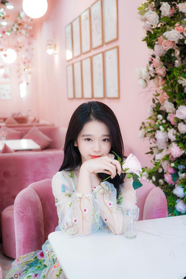 Nếu để ý kĩ trong bức ảnh vừa đăng và những bức ảnh gần đây trên trang cá nhân của Linh Ka, nhiều người sẽ thấy rằng cô nàng này sở hữu diện mạo khá ưa nhìn, đường nét gương mặt dễ thương và nước da trắng hồng cực nổi bật.