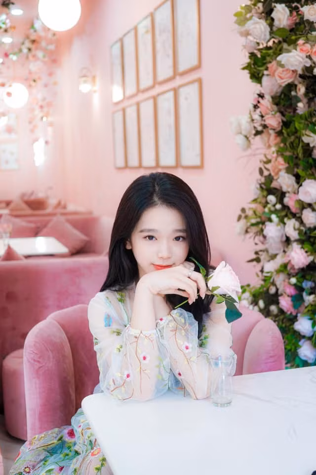 Nếu để ý kĩ trong bức ảnh vừa đăng và những bức ảnh gần đây trên trang cá nhân của Linh Ka, nhiều người sẽ thấy rằng cô nàng này sở hữu diện mạo khá ưa nhìn, đường nét gương mặt dễ thương và nước da trắng hồng cực nổi bật.