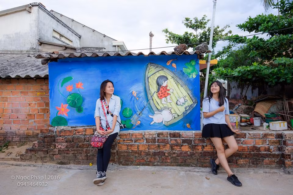 Với mong muốn thay đổi diện mạo mới cho làng chài nghèo nên dự án giao lưu mỹ thuật cộng đồng Việt Nam – Hàn Quốc đã quyết định chọn Tam Thanh - Quảng Nam là nơi thực hiện.