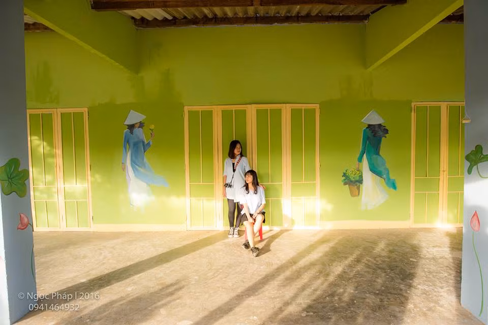 Rất nhiều bạn trẻ ở miền Trung cũng như mọi miền đất nước đã tìm đến Tam Thanh để cùng ngắm những bức tranh tường đầy màu sắc và mang rất nhiều thông điệp ý nghĩa về cuộc sống.