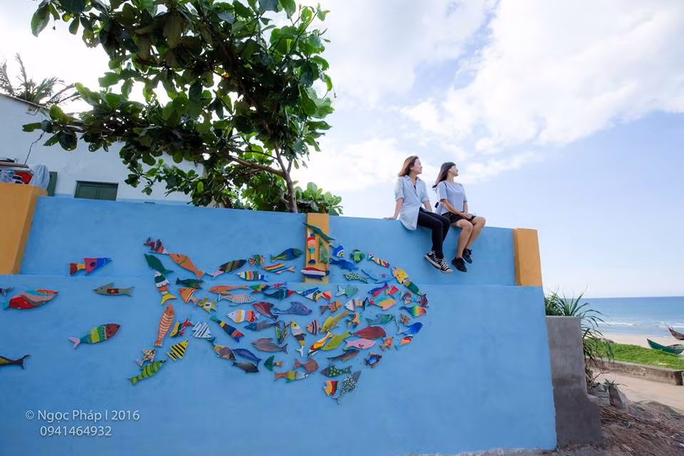 Cùng ngắm những bức ảnh đôi bạn trẻ tại làng bích họa Việt - Hàn.