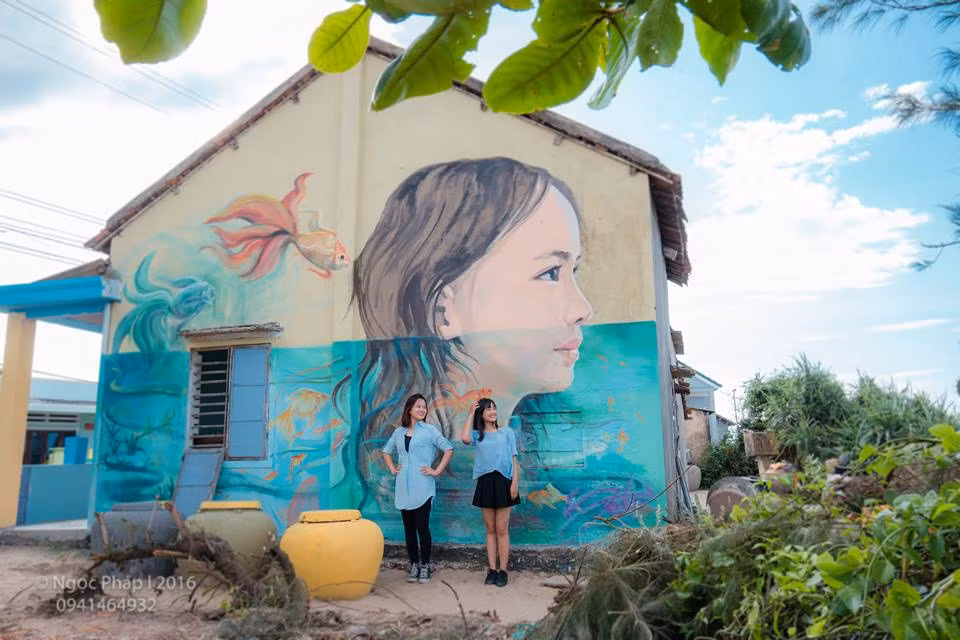 Những bức vẽ tại ngôi làng này không chỉ sắc màu mang hơi thở của sức trẻ mà còn có những khung cảnh rất mộc mạc chân quê đậm chất Việt Nam.