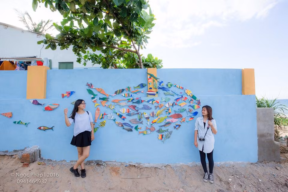 Sau khi là người đầu tiên sở hữu bộ ảnh về làng bích họa Việt - Hàn, nhiếp ảnh gia trẻ Nguyễn Ngọc Pháp đã cùng hai cô bạn xinh đẹp của mình là Tú Anh và Như Quỳnh quay trở lại ngôi làng màu sắc này để lưu lại những khoảnh khắc ấn tượng.