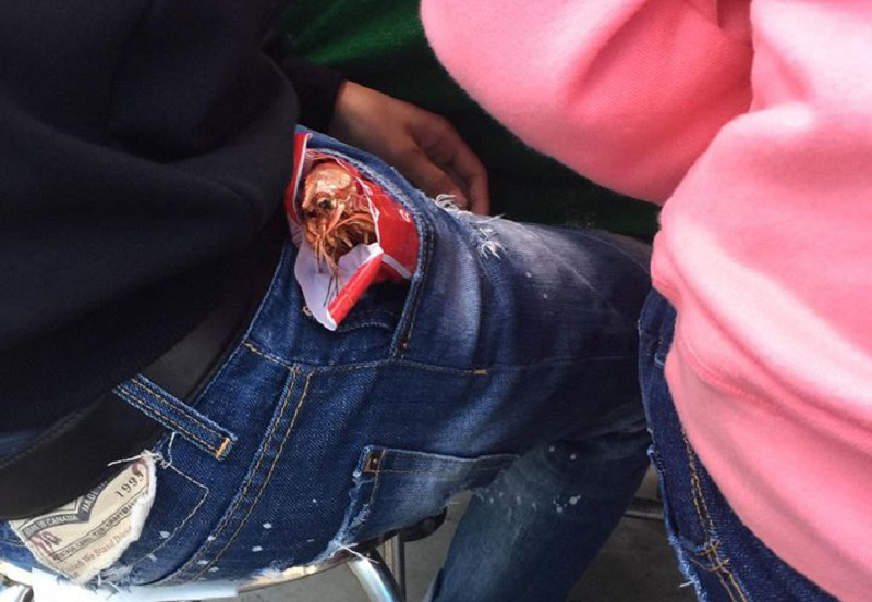 Mới đây trên MXH, những bức ảnh ghi lại cảnh người dân trong đó có cả những bạn trẻ đi ăn cưới gói đồ về cho người nhà và kèm theo đó là dòng chia sẻ: "Đi ăn đám cưới đứa bạn, chụp được ông bạn định mang tôm về cho em".