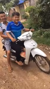 Nickname Hoàng Quảng chia sẻ: "Tập tục trên mình đàn ông chỉ đi tay không và về cũng tay không. Còn phụ nữ đi mang theo gạo hoặc 1 loại gia vị nào đó giúp nhà làm cỗ và được gia đình ghi nhận sự giúp đỡ và được 1 phần thức ăn mang về".