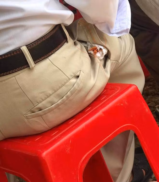 Bên cạnh đó, dân mạng cũng không quên kèm theo những lời khen đối với hành động ăn cỗ gói đồ đem về. Đơn cử như nickname Hoàng Nguyễn chia sẻ: "Chẳng có gì là xấu chỉ sợ mấy ông ngại không dám mang về thôi. Với lại đây cũng là văn hóa vùng miền. Chả bù cho chỗ tôi đang ăn chưa hết đĩa gà nó đã quăng xuống gầm bàn cho chó ăn để lên món mới."