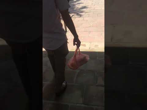 Còn nickname Vũ Quỳnh Trang thì cho rằng: "Mang về thì sao? Ở quê mình thường người ta còn để sẵn túi để mang về nữa ấy. Thế mà chả hiểu sao lắm người kêu xấu hổ. Mỗi nơi mỗi khác chứ có phải 1 mình 1 kiểu đâu".