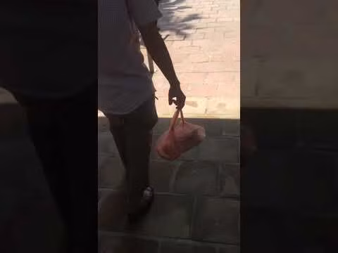 Còn nickname Vũ Quỳnh Trang thì cho rằng: "Mang về thì sao? Ở quê mình thường người ta còn để sẵn túi để mang về nữa ấy. Thế mà chả hiểu sao lắm người kêu xấu hổ. Mỗi nơi mỗi khác chứ có phải 1 mình 1 kiểu đâu".