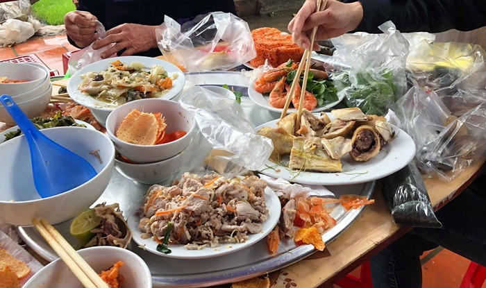 Bên cạnh đó, nhiều dân mạng cũng cho rằng, việc đàn ông ăn cỗ cầm đồ về thì hơi quá. Việc đó là của những người phụ nữ thường làm.