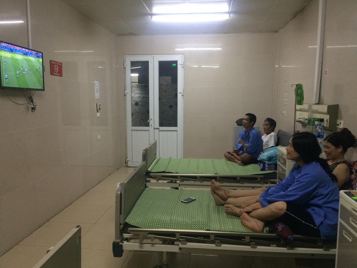 Không chỉ có các ông, các bác, các anh mà ngay cả các chị em cũng hòa chung nhịp cảm xúc với trái bóng Telstar của World Cup năm nay ngay trong không gian khá đặc biệt đó là bệnh viện.