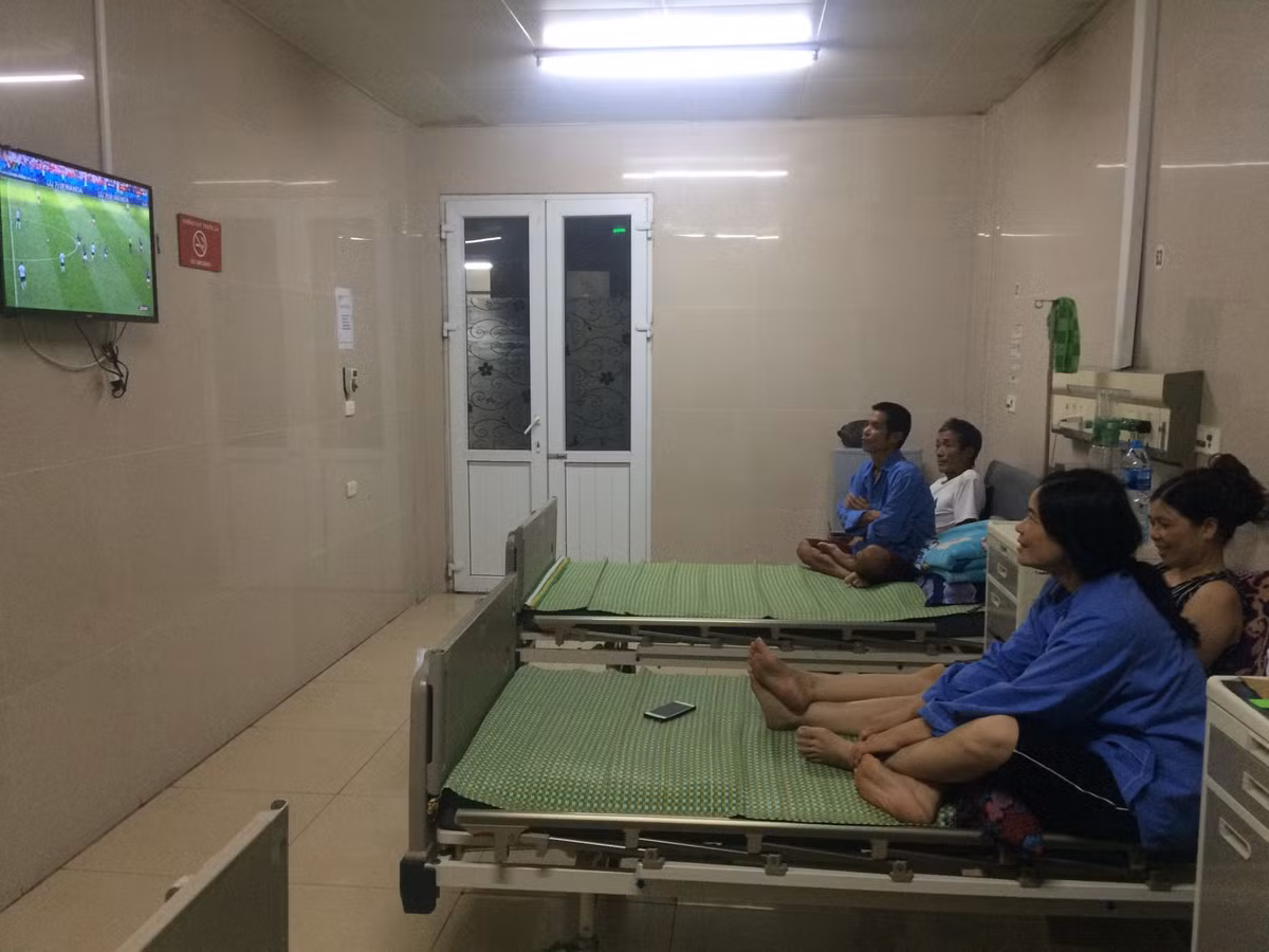 Không chỉ có các ông, các bác, các anh mà ngay cả các chị em cũng hòa chung nhịp cảm xúc với trái bóng Telstar của World Cup năm nay ngay trong không gian khá đặc biệt đó là bệnh viện.