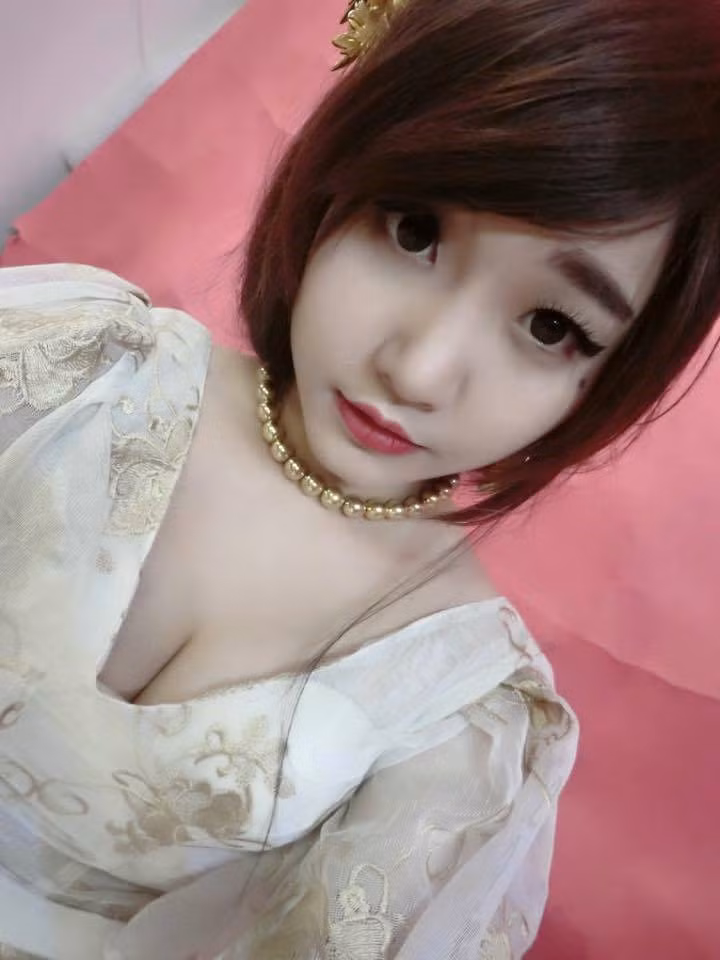 Chính vẻ ngoài cá tính cùng khuôn mặt xinh đẹp, trang cá nhân của Cát Phương đã thu hút được hơn 400.000 lượt người theo dõi. Ảnh: FBNV.