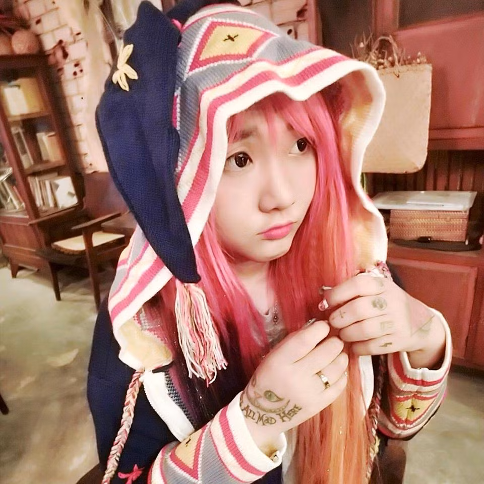 Đặc biệt những hình xăm của Cát Phương đều theo phong cách chibi với họa tiết nhiều màu sắc. Nàng 9X này cho biết, tất cả hình xăm của cô đều là hình xăm phong thủy và mang ý nghĩa riêng.