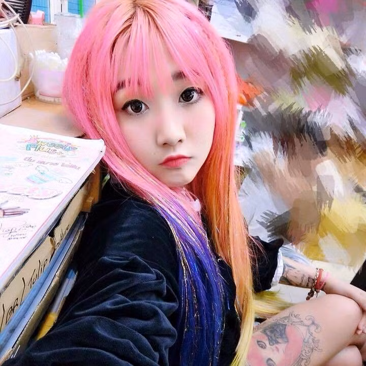 Dù không hoạt động showbiz nhưng nhờ việc sở hữu màu tóc cá tính như đỏ, tím, xanh, giúp Cát Phương sở hữu một lượng theo dõi cực khủng trên mạng xã hội.