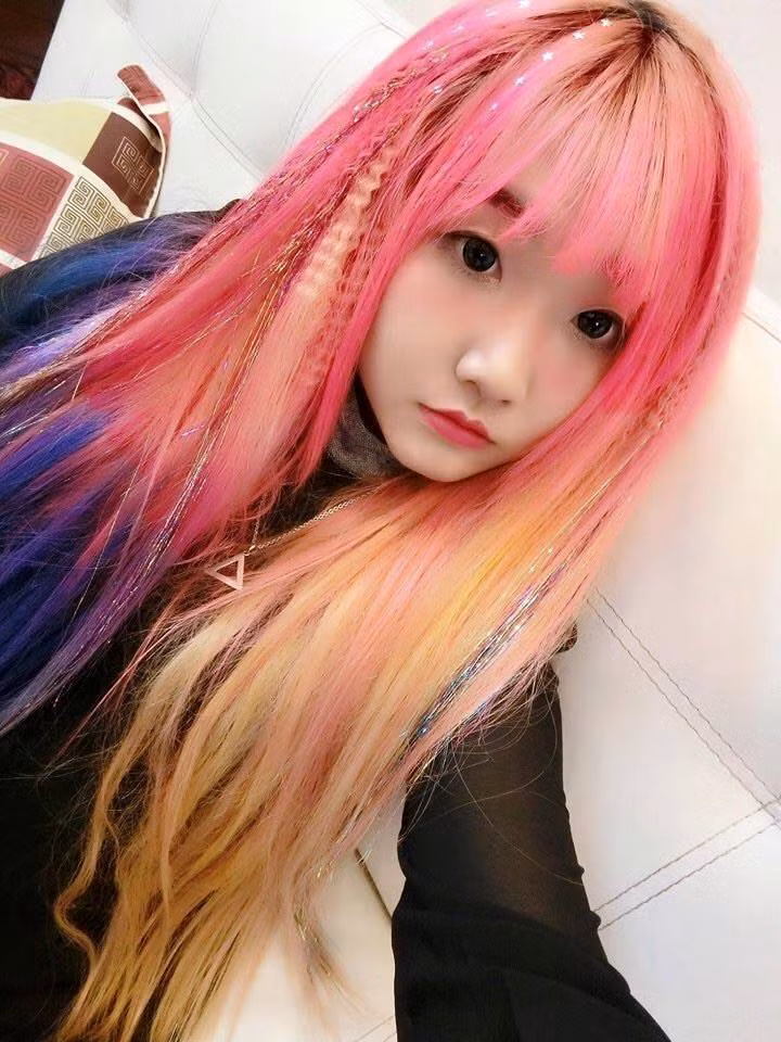 Với màu tóc rực rỡ cùng bộ siêu tập hình xăm khá khủng, hot girl 9X Sài thành thu hút được lượng theo dõi khá lớn từ cư dân mạng.