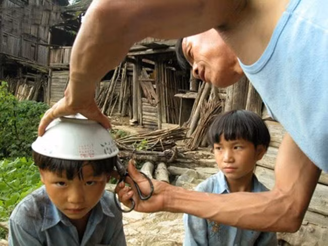 Hình ảnh sử dụng chiếc bát úp lên đầu như một công cụ để cho mái tóc vào form không còn xa lạ gì với nhiều người, nhất là đối với dân Việt Nam.