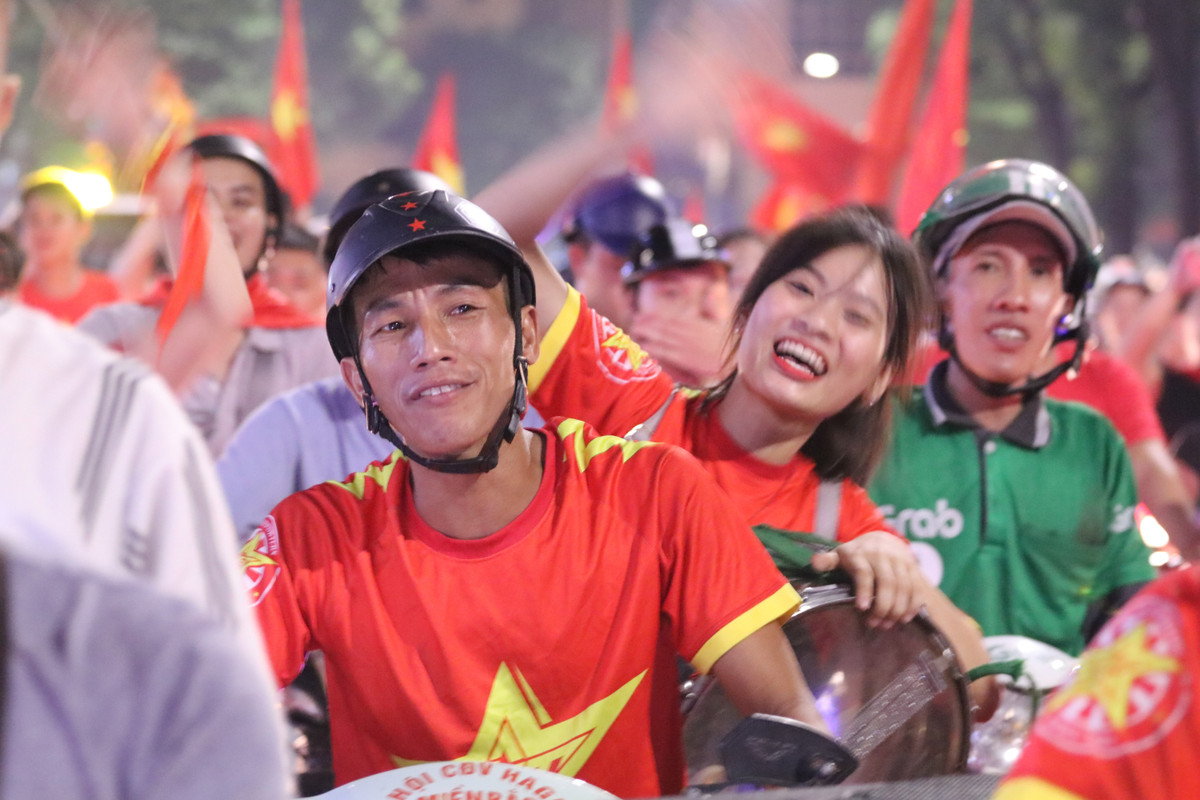 Không phân biệt là CĐV bóng đá hay các tầng lớp lao động nhưng đã chảy trong mình dòng máu người Việt, chắc hẳn ai cũng có tâm trạng nôn nao đến vui sướng với chiến tích của các cầu thủ Olympic Việt Nam.