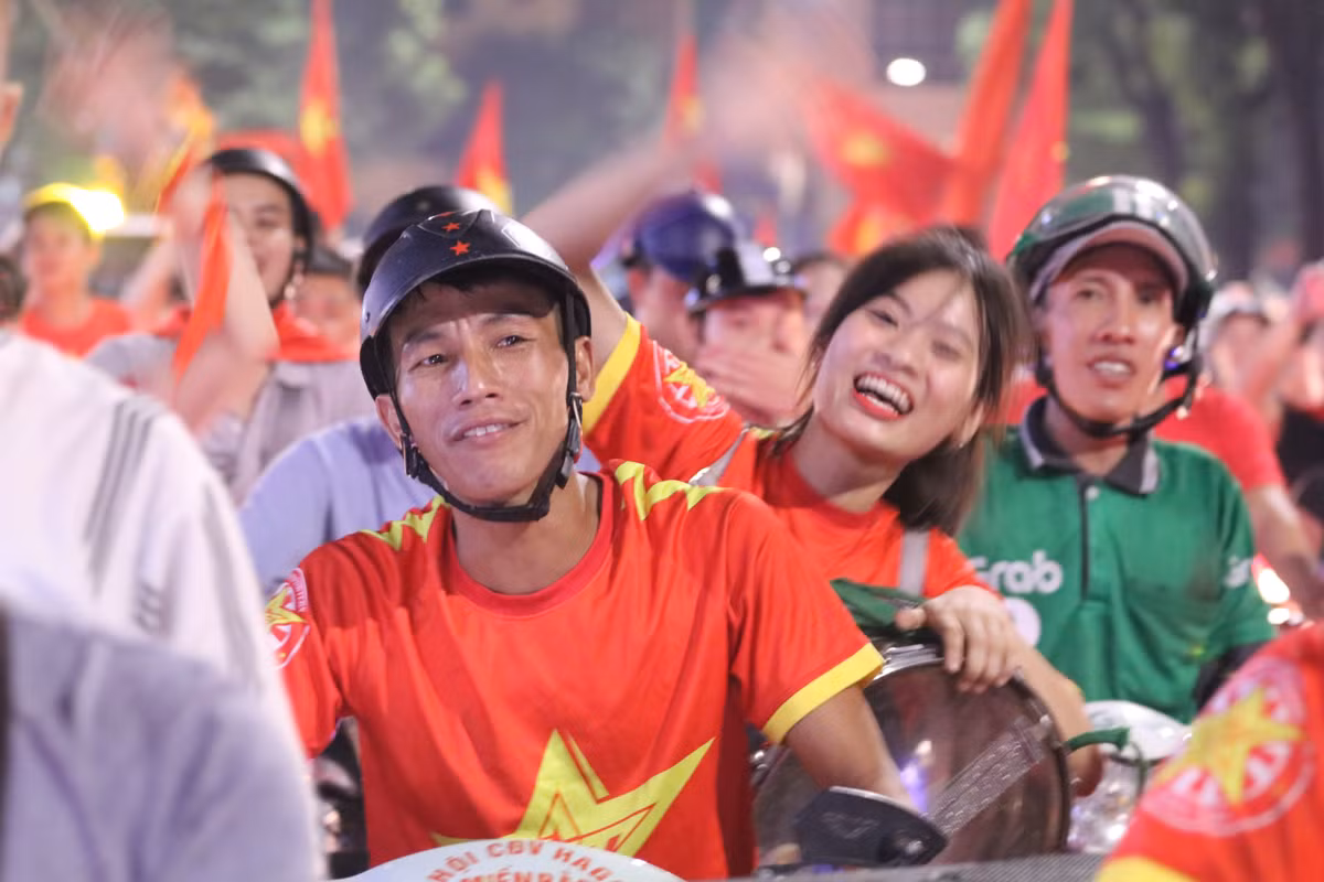 Không phân biệt là CĐV bóng đá hay các tầng lớp lao động nhưng đã chảy trong mình dòng máu người Việt, chắc hẳn ai cũng có tâm trạng nôn nao đến vui sướng với chiến tích của các cầu thủ Olympic Việt Nam.