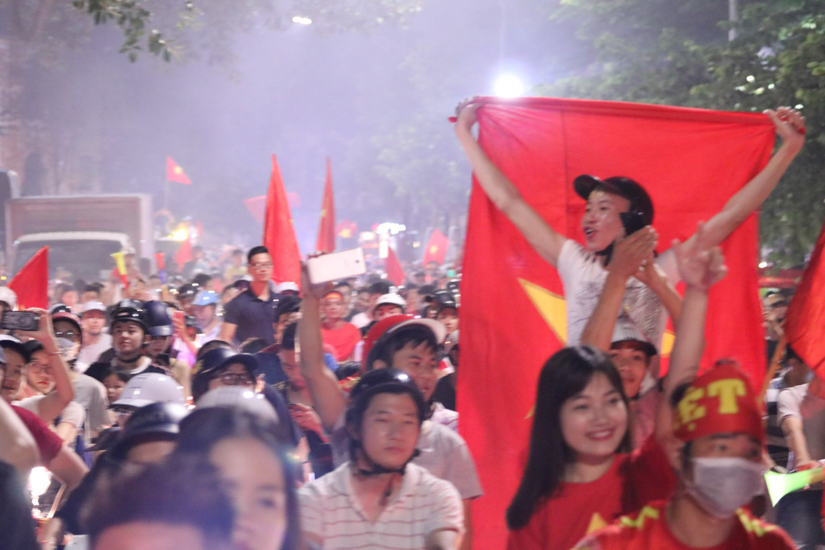 Theo chia sẻ của đại diện CSGT Hà Nội, đơn vị cho biết đã huy động 100% quân số ứng trực, phân luồng và bảo vệ an ninh trật tự: "Lực lượng chức năng không cấm cản người dân thể hiện niềm vui chiến thắng với đội tuyển Olympic Việt Nam, tuy nhiên nếu có bất cứ hành động quá khích nào xảy ra lực lượng sẽ xử lý nghiêm",