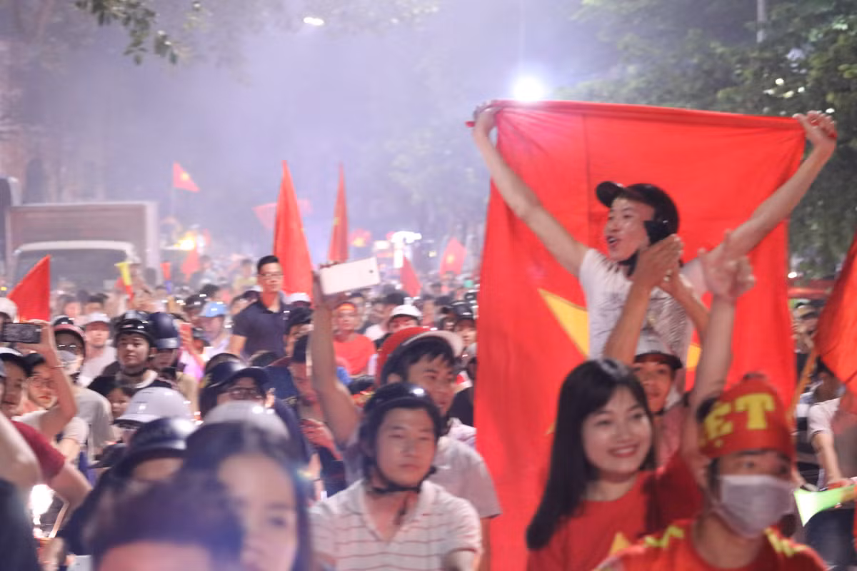 Theo chia sẻ của đại diện CSGT Hà Nội, đơn vị cho biết đã huy động 100% quân số ứng trực, phân luồng và bảo vệ an ninh trật tự: "Lực lượng chức năng không cấm cản người dân thể hiện niềm vui chiến thắng với đội tuyển Olympic Việt Nam, tuy nhiên nếu có bất cứ hành động quá khích nào xảy ra lực lượng sẽ xử lý nghiêm",