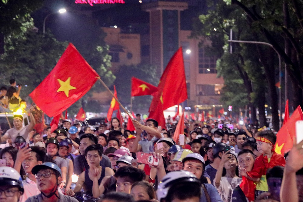 Xe máy, ôtô hòa chung trong tiếng hò reo, kèn, trống phụ họa cho tiếng hô cổ vũ, chúc mừng đội tuyển Olympic Việt Nam.