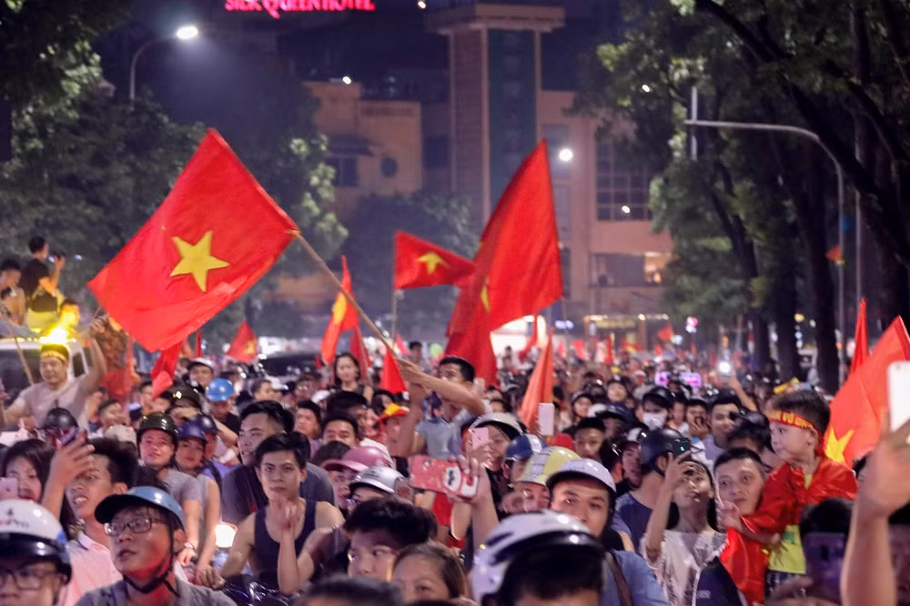 Xe máy, ôtô hòa chung trong tiếng hò reo, kèn, trống phụ họa cho tiếng hô cổ vũ, chúc mừng đội tuyển Olympic Việt Nam.