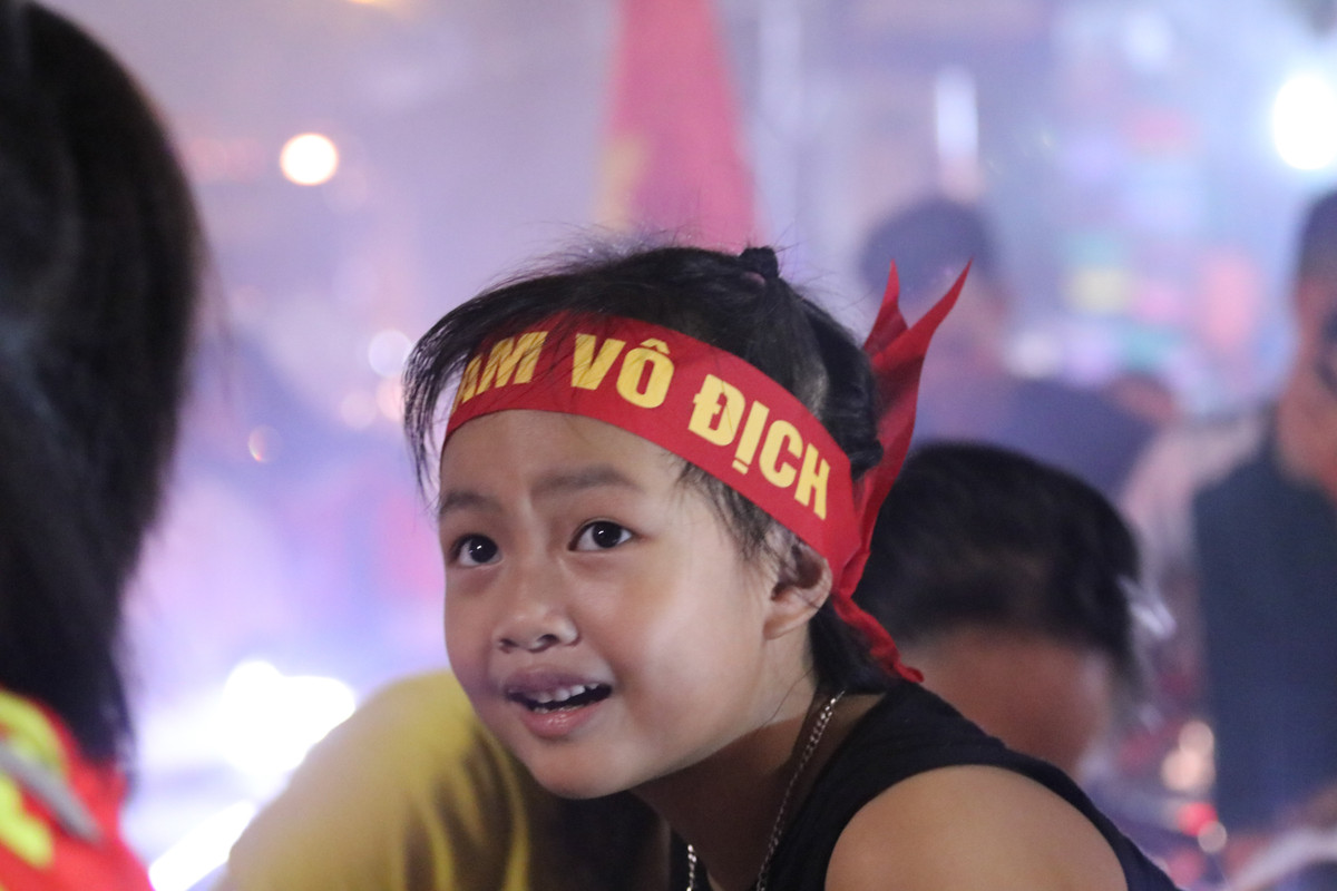 Dù đã khá muộn nhưng nhiều ông bố, bà mẹ vẫn đưa con ra đường để hòa chung không khí ăn mừng.