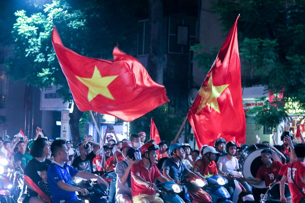 Có mặt tại những con phố quanh khu vực Hồ Gươm tối ngày 23/8, không khí náo nhiệt hơn bao giờ hết. Người hâm mộ các cầu thủ Olympic Việt Nam với cờ, trống và vật dụng cổ vũ đã ra đường, tạo nên bầu không khí lễ hội.