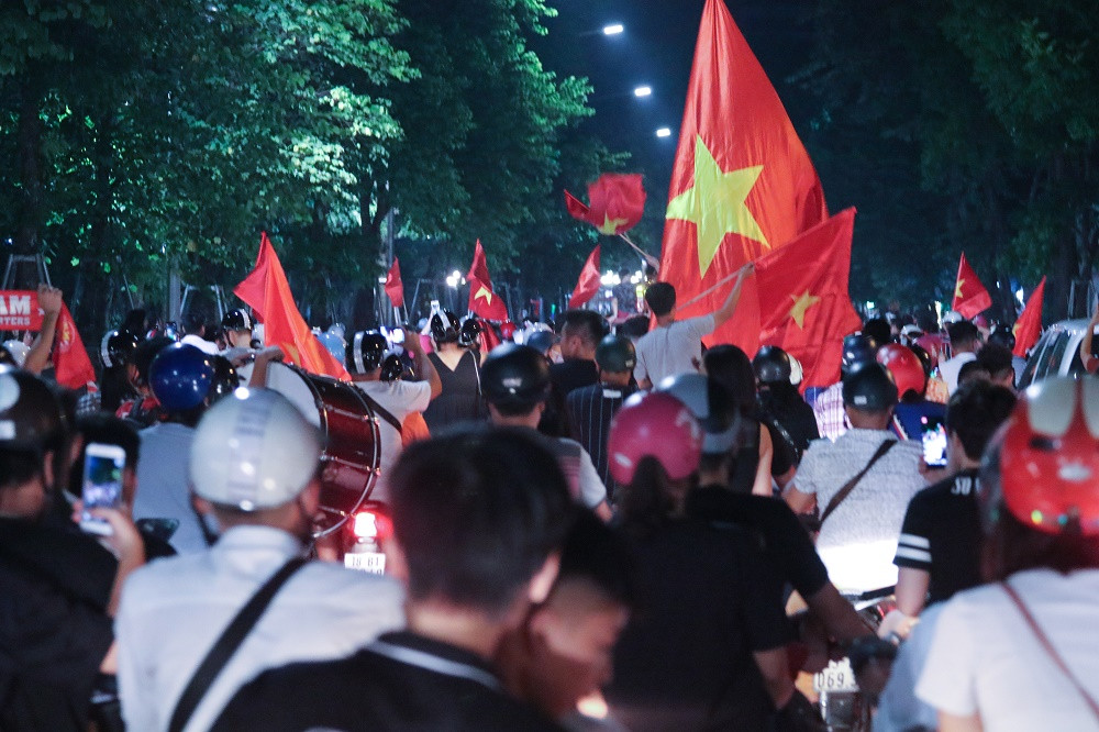 Hơn 23h đêm, không khí trên các trục đường lớn ở Hà Nội vẫn không chưa thôi giảm nhiệt. Từng dòng xe chen chân nhau khiến nhiều người ngỡ như đây chỉ mới chập choạng tối.