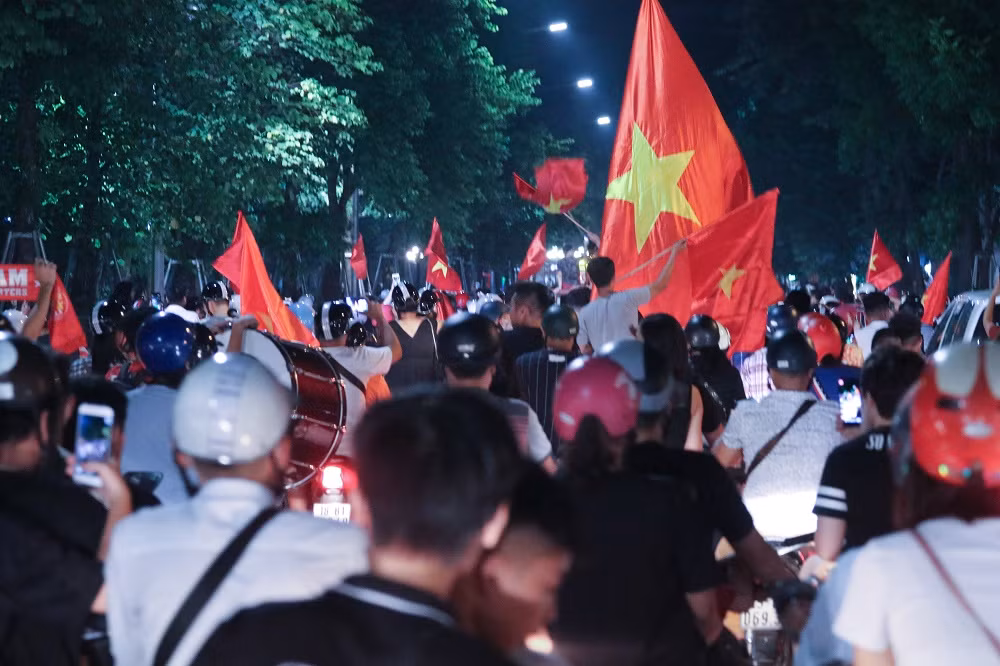 Hơn 23h đêm, không khí trên các trục đường lớn ở Hà Nội vẫn không chưa thôi giảm nhiệt. Từng dòng xe chen chân nhau khiến nhiều người ngỡ như đây chỉ mới chập choạng tối.