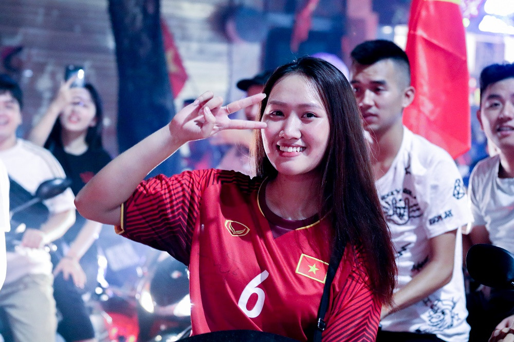 Trong dòng người mừng chiến thắng đội nhà, còn có các fan nữ của các chàng trai Olympic Việt Nam. Trên hình là nữ CĐV tên Thanh Thư (Hà Nội), fan của cầu thủ Lương Xuân Trường.