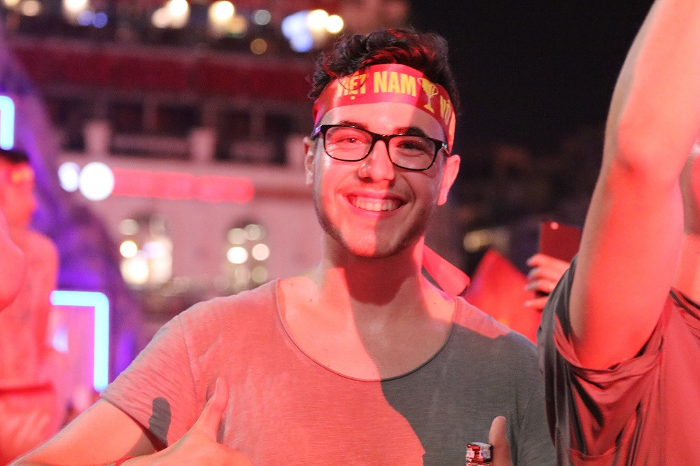 Anh bạn Arnold đến từ Pháp đang vui chơi trong khu phố Tạ Hiện nhưng sau khi nghe tin Olympic Việt Nam chiến thắng, anh cũng vội có mặt tại Quảng trường Đông Kinh Nghĩa Thục để tham gia vào cuộc vui của người hâm mộ bóng đá tại Việt Nam.