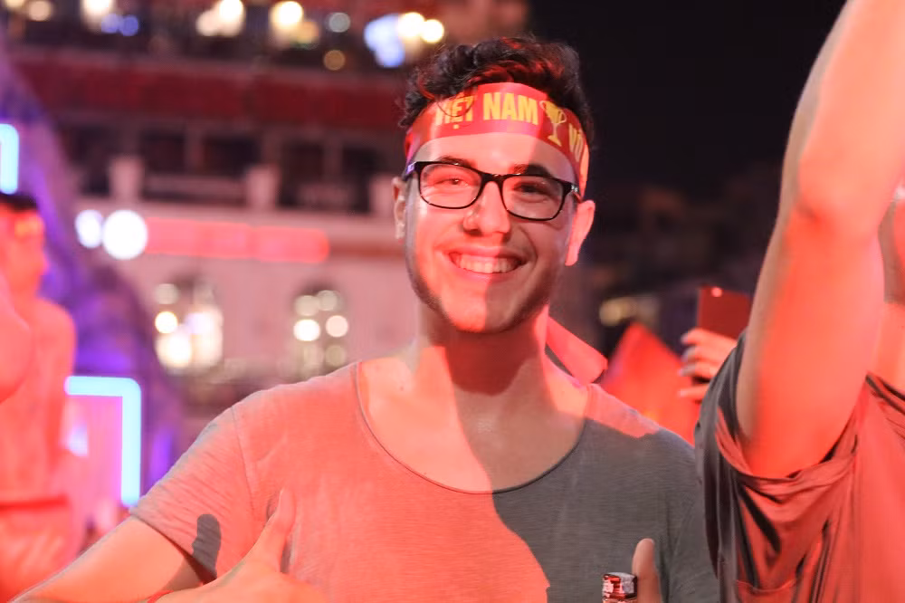 Anh bạn Arnold đến từ Pháp đang vui chơi trong khu phố Tạ Hiện nhưng sau khi nghe tin Olympic Việt Nam chiến thắng, anh cũng vội có mặt tại Quảng trường Đông Kinh Nghĩa Thục để tham gia vào cuộc vui của người hâm mộ bóng đá tại Việt Nam.