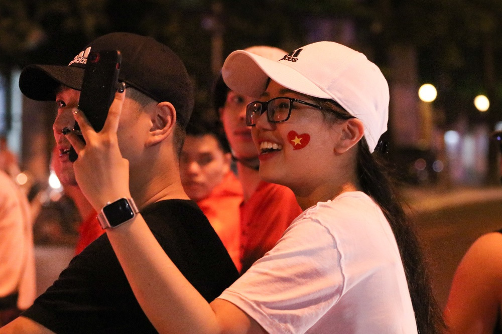 Một cặp đôi đôi nhanh chóng hòa nhịp vào cuộc vui mừng chiến thắng của Olympic Việt Nam tại Asiad 2018.