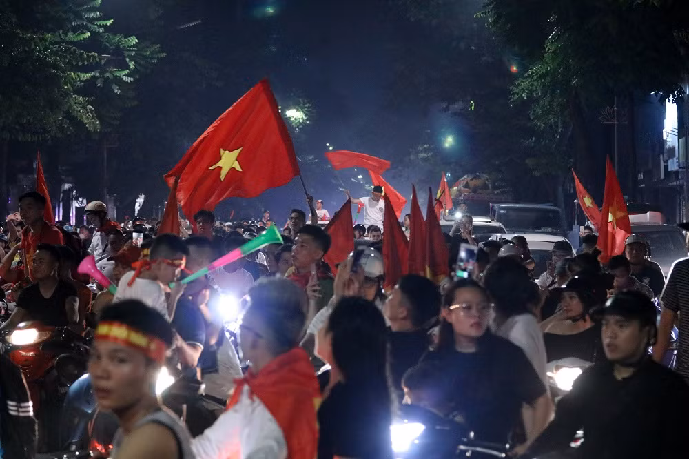 Dường như thời gian đã dừng lại trong tim người hâm mộ Olympic Việt Nam bởi họ đang ngất ngây trong men say chiến thắng.