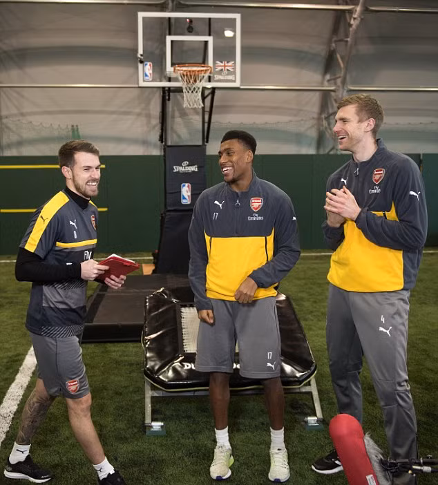 Alex Iwobi tuyên bố, Arsenal hiện tại là một tập thể gắn kết và đều hy vọng Aaron Ramsey sẽ tiếp tục gắn bó với sân Emirates bất chấp cuộc đàm phán gia hạn hợp đồng đang khá bế tắc.