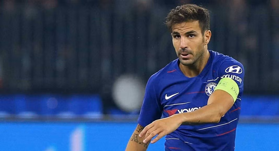 Theo Guardian, diễn biến bất ngờ khi Cesc Fabregas muốn tiếp tục gắn bó với Chelsea dù không được HLV Sarri trao nhiều cơ hội ra sân.